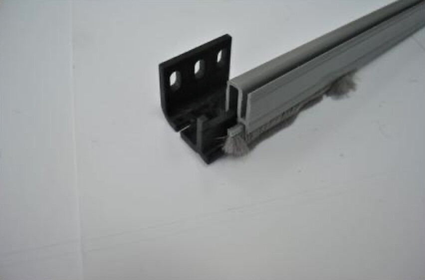 Оригинальная деталь в установленном виде — в торце алюминиевого профиля створки со щёточным уплотнителем