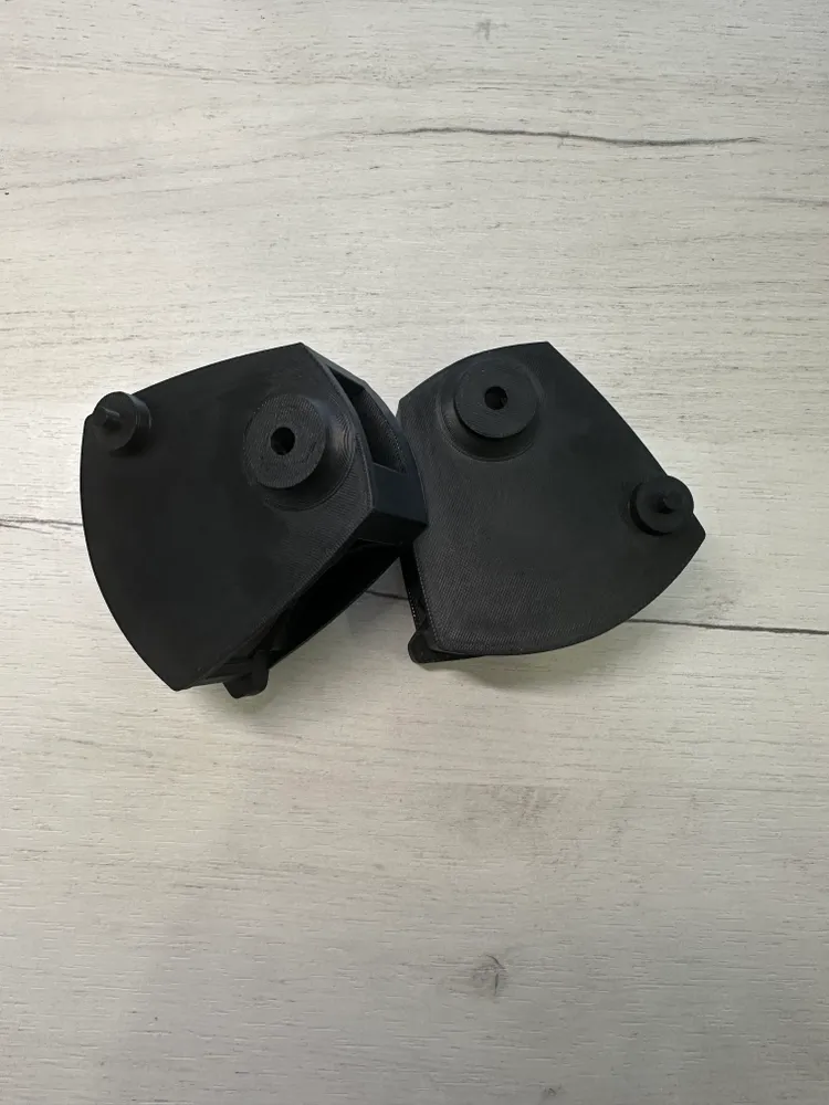 Чёрные фиксаторы теннисного стола, изготовленные на 3D-принтере